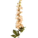 Een enkele stengel Kunstbloem Delphinium 79 cm crème/bruin, met meerdere crèmekleurige en bruine bloesems en groene bladeren, afgebeeld tegen een witte achtergrond.