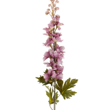 Een enkele stengel van Kunstbloem Delphinium 79 cm mauve met meerdere mauve-getinte roze en paarse bloesems die naar boven bloeien, geaccentueerd door groene bladeren, afgebeeld tegen een witte achtergrond.