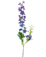 Een enkele hoge Kunstbloem Delphinium van 79 cm met een paarse steel, voorzien van kleine, levendige paarse en blauwe bloemen en groene bladeren tegen een effen witte achtergrond.