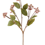 Een enkele mauve Kunstbloem Wild Berry-steel, 53 cm hoog, met meerdere takken waarop trossen kleine, ronde mauve bessen en diverse ovale groene blaadjes tegen een witte achtergrond.