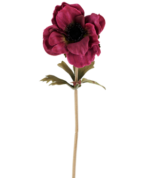 Een enkele Kunstbloem Anemone van 38 cm in bordeauxrood, met gelaagde donkerroze bloemblaadjes, een donker hart, groene bladeren en een lange, slanke steel, afgebeeld tegen een effen witte achtergrond.
