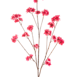 De Kunstbloem Kersenbloesem 130 cm fuchsia heeft een enkele steel met meerdere dunne bruine takken, elk versierd met clusters van levendige fuchsia kunstkerstbloesem bloemen, tegen een effen witte achtergrond.