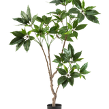 De Kunstplant Schefflera 120 cm heeft meerdere slanke bruine stengels met trossen grote, glanzend groene bladeren in een kleine zwarte pot, tegen een effen witte achtergrond.