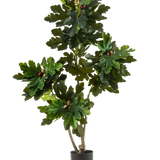 De Kunstplant Ficus Carica Vijgenboom 150 cm is een kunstvijgenboom in pot met meerdere takken, grote groene bladeren en kleine donkerpaarse nepvijgen in een eenvoudige zwarte pot tegen een effen witte achtergrond.
