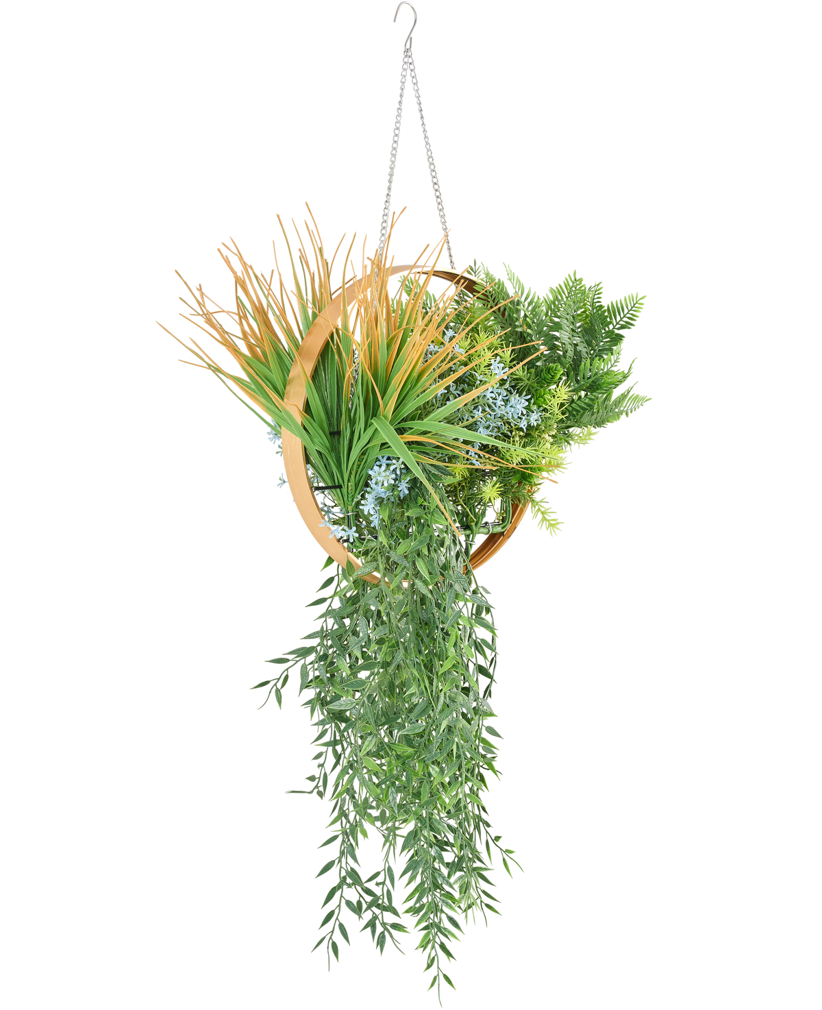 De Kunst hangplant varen UV 30 cm in ring goud heeft verschillende kunstplanten, zoals varens, trapsgewijze wijnranken, stekelig gras en blauwe bloemen, gerangschikt in een gouden ring met een ketting om op te hangen.