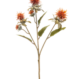 De Kunstbloem Saffloer 57 cm oud oranje heeft een enkele steel met drie stekelige, distelachtige oranje bloemen en verschillende groene bladeren, geïsoleerd op een witte achtergrond.
