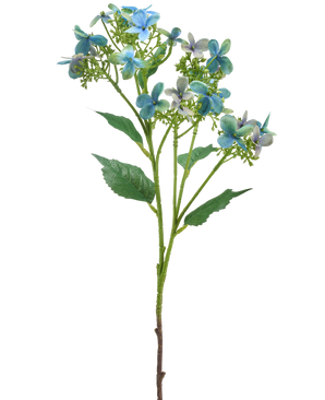De Kunstbloem Wilde Hortensia 62 cm blauw/groen heeft een enkele kunststengel met trossen blauwe en groene bloemen en enkele groene bladeren, afgebeeld tegen een witte achtergrond.