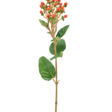 Een enkele Kunstbloem Hypericum van 65 cm met trossen kleine oranje/rode bessen en groene bladeren tegen een lichte achtergrond.