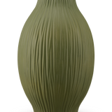 De Vaas Silent Leaf 25 cm groen is een vaas van groen keramiek met een matte afwerking en verticale groeven op het ronde, licht taps toelopende lichaam, tegen een effen witte achtergrond.