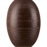 De Vaas Earth Nest 36 cm bruin is een grote, donkerbruine, ovale vaas met een gestructureerd patroon van verticale en horizontale lijnen tegen een effen witte achtergrond.