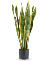 Kunstplant Vrouwentong 70 cm: een kunstmatige sansevieria met lange, bontgroene bladeren en gele randen, geplant in een eenvoudige zwarte pot als onderhoudsvrij accent.