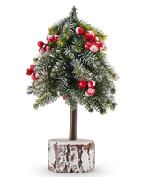 Mini-kunstkerstboom Fjella van 24 cm met besneeuwde naalden en rode bessen, gemonteerd op een cilindervormige houten voet.