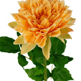 Een close-up van de Kunst Georgine Real Touch geel 70cm, met een enkele oranje dahlia met gelaagde bloemblaadjes en groene blaadjes op de steel tegen een witte achtergrond.