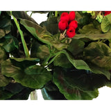 Close-up van weelderige groene bladeren met daartussen een trosje levendige rode Kunst Geranium 40 cm okselknoppen. De dikke, licht gegolfde bladeren lijken sterk op hoogwaardige kunstplanten.