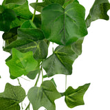 Een close-up van Kunst Klimop 70 cm groen, met verschillende overlappende groene klimopbladeren met zichtbare nerven, hangend tegen een witte achtergrond.