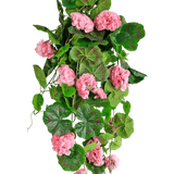 De Kunst hangplant Geranium 75 cm roze heeft kunstmatige groene bladeren en roze geraniumbloemen die naar beneden vallen, perfect als hangdecoratie tegen een witte achtergrond.