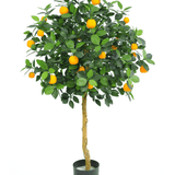 De Kunst sinaasappelboom 120 cm heeft een enkele gedraaide stam, dichte groene bladeren en feloranje vruchten. De kleurvaste kunststof boom wordt prachtig gepresenteerd tegen een witte achtergrond.