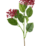 Een enkele Kunstbloem Hydrangea van 55 cm donkerroze stengel met groene bladeren en twee trossen kleine, ronde, dieproze knoppen tegen een effen witte achtergrond.