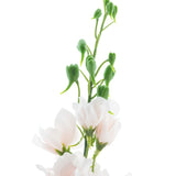 Een close-up van de Kunstbloem Ridderspoor Real Touch champagnepa 90 cm, met lichtroze kunstbloemen met groene knoppen en stelen tegen een witte achtergrond.