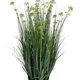 De Kunstgras Prei Bloem Ui Graspot 100cm brandvertragend heeft lange, slanke groene grasachtige bladeren en kleine geelgroene bloemtrosjes in een ronde zwarte pot, tegen een witte achtergrond.