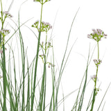 De Kunstgras Prei Bloem Uien Graspot 90cm brandvertragend heeft hoog, slank groen kunstgras en delicate witte bloemen tegen een effen witte achtergrond.