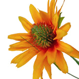 Een close-up van de Kunstgras chrysant uienpot 90cm brandvertragend, met kunstmatige oranje chrysantenblaadjes en een groen, gestructureerd hart, tegen een witte achtergrond.