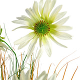 Een close-up van de Kunstgras chrysant uienpot 90cm brandvertragend, met een witte margrietachtige bloem met een groen hart temidden van dunne groene en bruine grasachtige stengels, alles tegen een witte achtergrond.