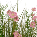 De Kunstgras roze Gesang Bloem uiengraspot 90cm brandvertragend heeft roze bloemen met een lichtgroen hart die bloeien tussen hoog, dun gras en weelderige bladplanten, allemaal tegen een witte achtergrond.