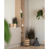 Een minimalistisch interieur met lichte houten planken, decoratieve manden, potplanten en de Kunstgras Rups Uiengras Bonsai 100 cm (brandvertragend) zorgt voor een rustige, serene sfeer. Neutrale tinten en zachte verlichting versterken de vredige sfeer.