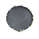 Een Kunsthaag op Zwart Frame Ø100 cm, met kleine groene plantjes en roze bloemen op een rond zwart dienblad, van bovenaf gezien tegen een witte achtergrond.