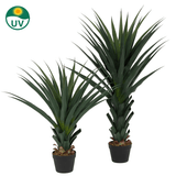 De Kunstplant Agave Pandora UV 120 cm heeft lange, puntige groene bladeren en is afgebeeld op een witte achtergrond. Een groen UV-zonnepictogram linksboven benadrukt de UV-bestendigheid.