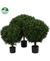 Drie Kunstplant Buxus op stam romeinse stijl 95cm kunsttuibomen in zwarte potten staan samen tegen een witte achtergrond, met een UV-beschermingssymbool in de linkerbovenhoek.