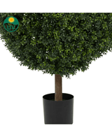 De Kunstplant Buxus op stam romeinse stijl 95cm is een ronde kunstboom met dichte groene bladeren in een zwarte pot, met een UV-bestendig symbool in de linkerbovenhoek.