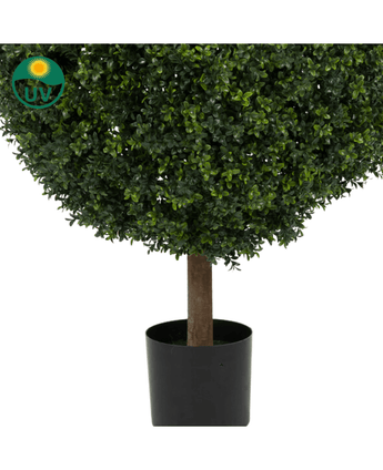 De Kunstplant Buxus op stam romeinse stijl 95cm is een ronde kunstboom met dichte groene bladeren in een zwarte pot, met een UV-bestendig symbool in de linkerbovenhoek.
