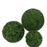 De Kunstplant Buxus romeinse stijl UV D30cm is een kunst vormsnoeibol met dichte, kleine groene bladeren voor een levensechte uitstraling, afgebeeld op een witte achtergrond.