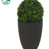 Kunstplant Buxus romeinse stijl UV D30cm: een ronde kunstvorm in een hoge zwarte plantenbak, met UV-bescherming (symbool linksboven).