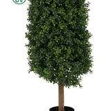De Kunstplant Buxus Pyramide UV 120 cm heeft dichte groene bladeren in een zwarte pot. In de linkerbovenhoek staat een UV-beschermingssymbool tegen een witte achtergrond.