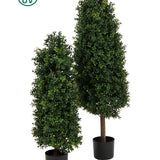 Set van twee Kunstplant Buxus Pyramide UV 90 cm met dicht groen blad in zwarte pot. UV-beschermingslabel afgebeeld, ideaal als tuinplantdecoratie voor buiten. Weergegeven op een witte achtergrond.