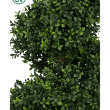 De Kunst Buxus Spiraal Romeinse stijl UV 120cm heeft dicht, weelderig groen kunstgroen gebladerte met kleine blaadjes en een UV-bestendigheidssymbool met een zonnepictogram in de linkerbovenhoek.