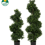 Twee Kunst Buxus Spiraal Romeinse stijl UV 120cm vormbomen in zwarte potten staan naast elkaar, met een klein groen en geel UV-beschermingspictogram in de linkerbovenhoek van de afbeelding.