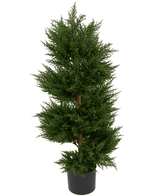 De Kunstplant Conifeer Spiraal UV 90 cm heeft dicht, groen blad dat in een elegante spiraal is gerangschikt en wordt geleverd in een strakke zwarte kunststof pot tegen een witte achtergrond. Deze UV-behandelde en weerbestendige kunstcypres is zo ontworpen dat hij zowel binnen als buiten zijn levendige uiterlijk behoudt.