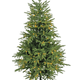De Kunstkerstboom "Åsmund" PE/PVC - Smart LED is een groene kunstboom met een zwarte metalen standaard, voorzien van kleine, gelijkmatig verspreide warmwitte lampjes en zonder ornamenten of boomtopper.
