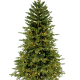 De Kunstkerstboom "Ibsen" PE/PVC - Smart LED staat op een zwarte metalen voet tegen een witte achtergrond, zijn weelderige groene takken gevuld met kleine warmwitte lampjes en zonder extra kerstversiering of ornamenten.