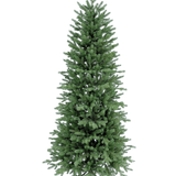De Kunstkerstboom Slim "Undset" 100% PE is een hoge kunstkerstboom met dichte groene PE takken, voelt echt aan en staat op een zwarte metalen voet. Hij is onversierd en wordt getoond tegen een effen witte achtergrond.