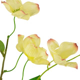 Het Kunstkornoelje Real Touch Lichtgeel 74cm heeft een steel met drie lichtgele, licht gegroefde bloemen met roze uiteinden en een paar groene blaadjes, afgebeeld tegen een witte achtergrond.