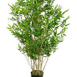 De Kunstplant Bamboe Deluxe 90 cm is een hoge, bladgroene kunstbamboe met slanke takken en lange, smalle bladeren in een zwarte pot, afgebeeld tegen een effen witte achtergrond.