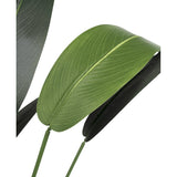 Close-up van Kunstplant Heliconia 110 cm met twee grote groene bladeren en prominente nerven op slanke stelen, perfect voor kleine ruimtes inrichting of als stijlvolle kunstplant badkamer, getoond tegen een effen witte achtergrond.