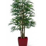 De Kunstplant Lady Palm 180 cm brandvertragend is een hoge kunstpalm met slanke groene stelen en lange, smalle bladeren, weergegeven in een glanzend rode vierkante plantenbak tegen een witte achtergrond.