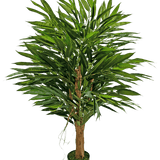 De Kunstplant Longfolia 120 cm is een hoge kunstboom met slanke groene bladeren en een bruine stam, in een zwarte pot met groen mos, tegen een effen witte achtergrond.