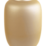 De Vaas Artic Goud (Ø21 x H29 cm) is een slanke, matgouden vaas met een brede body en een smalle, licht uitlopende opening, weergegeven op een effen witte achtergrond.